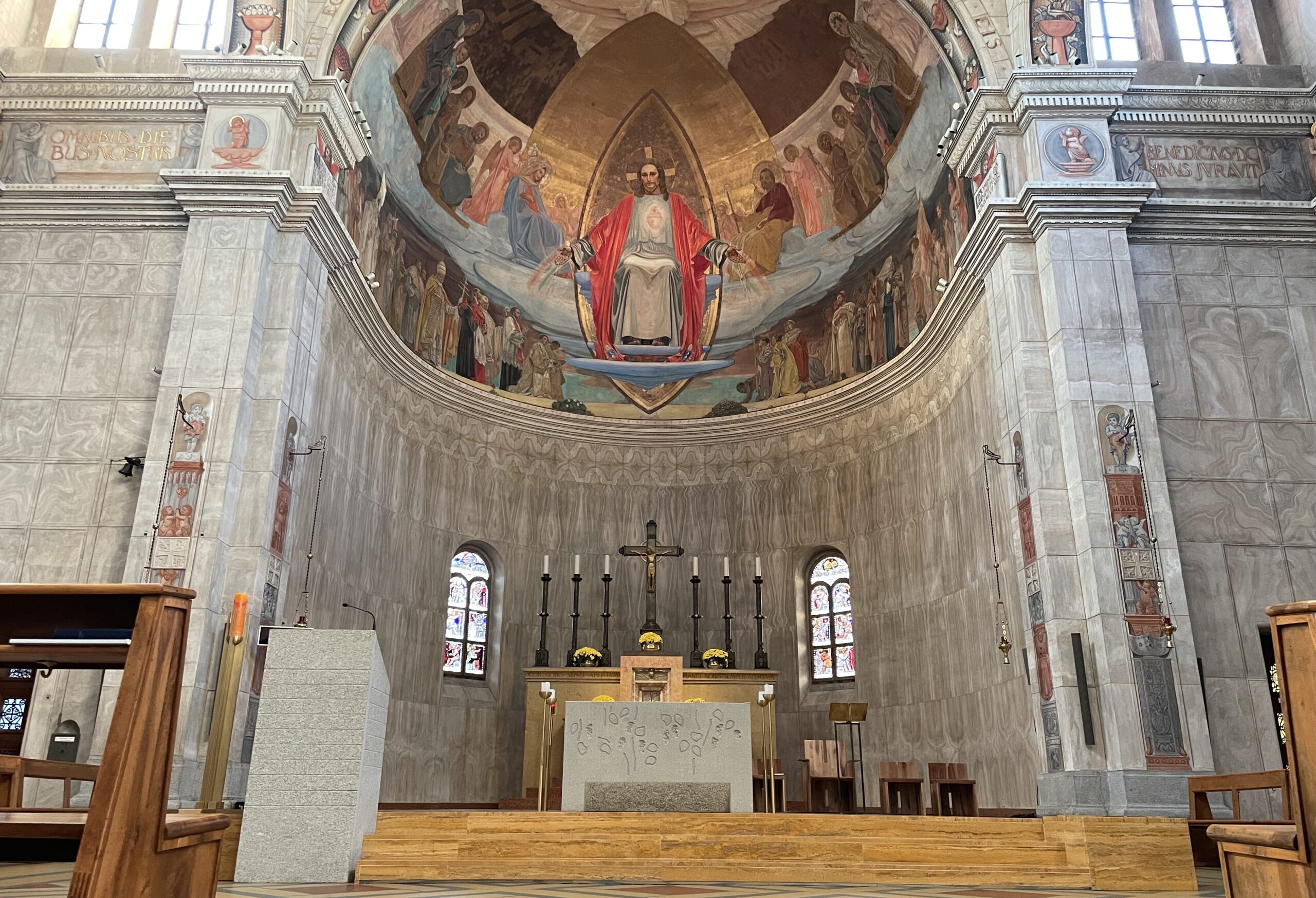 Interno del Sacro Cuore - Altare